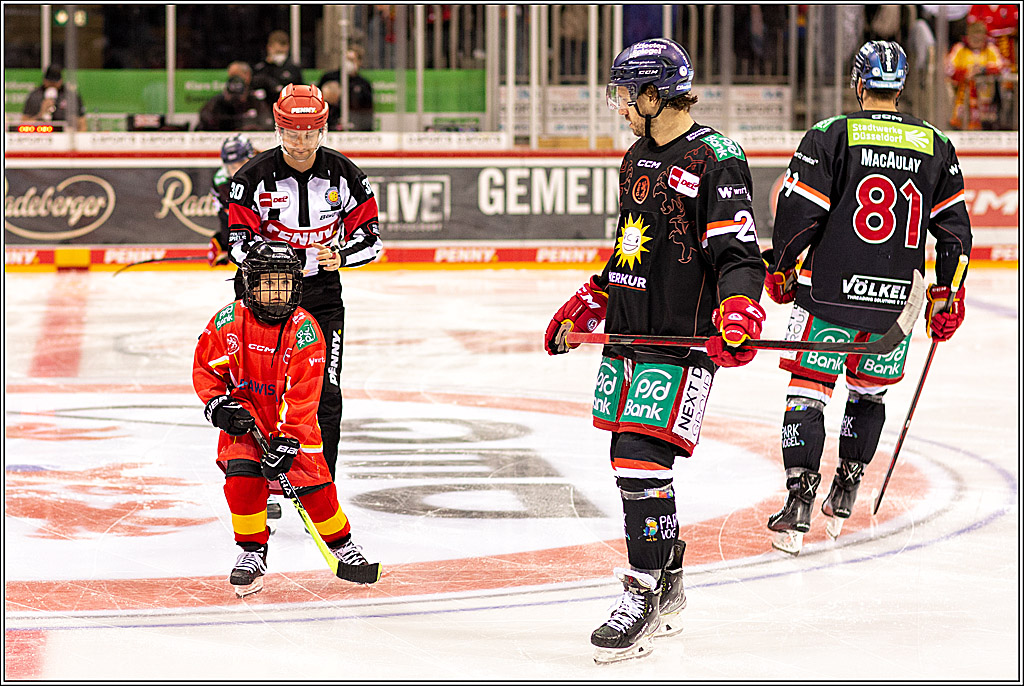 PENNY DEL Viertelfinale 4. Spiel; Duesseldorfer EG - Red Bull Muenchen; Duesseldorf, 16.04.2022